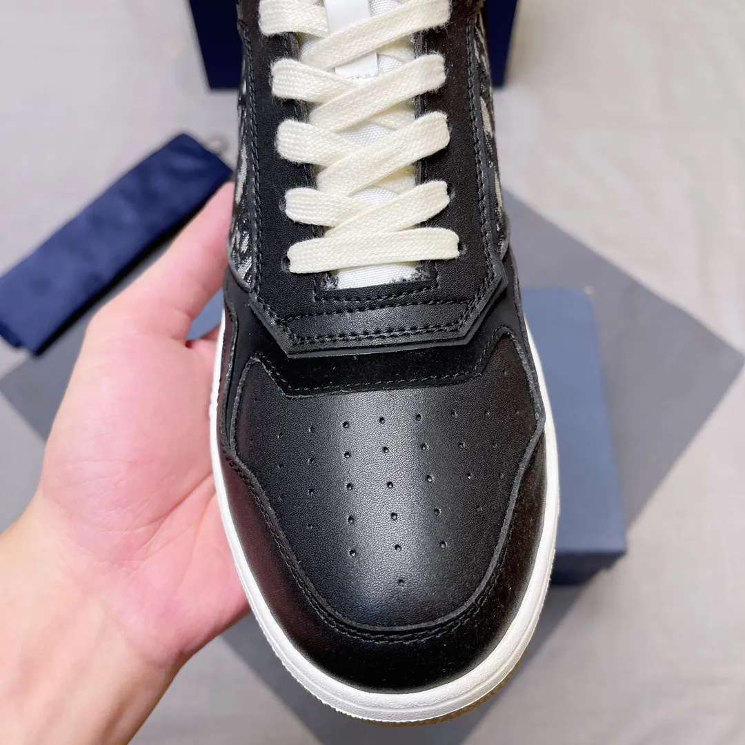p440 "Dio*" mid-top B27 casual sneakers. This B27 high-top sneaker is a new product in the series and continues Di*r's classic style. Crafted from gray and white smooth calf leather with beige and black Oblique print panels on the sides. The "CD Icon" shaped shoelace eyelets are clever and delicate, and the two-color rubber sole, rear collar and heel are all equipped with the brand's iconic details to enhance the style. Oblique printed straps at the ankle allow for an adjustable fit to complement the overall design. Fashionable and versatile, it can complement any look. Create an exquisite design with unique dynamic vitality and modern atmosphere, presented in low-top and high-top styles. This new must-have shoe adds a new dimension to Dior's archive heritage, embodying modern elegance. Purchase the original version and make it 1:1. If you need top quality, please come to me! Male 38-44! No. 067